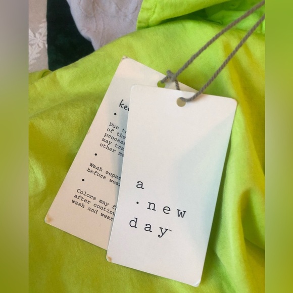 NWT Chartreuse Button Up Blouse Size XL - Picture 4 of 7